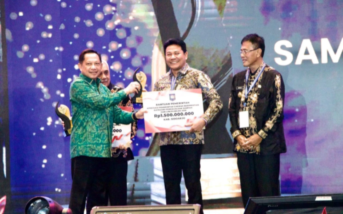 Thumbnail Berita - Sidoarjo Raih Penghargaan Terbaik Nasional Bidang Pengelolaan Sampah