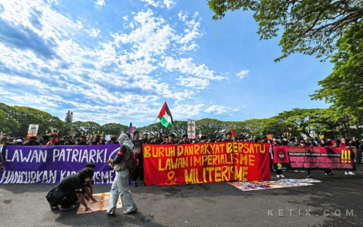 Thumbnail Berita - Ratusan Buruh Malang Raya Kepung Jalanan, Tuntut UU Cipta Kerja Dicabut: 'Cacat Hukum!'