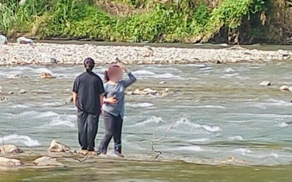 Foto Pengunjung perempuan di sungai Krueng Babahrot, Kecamatan Babahrot dinilai melanggar Syariat Islam karena tidak menggunakan jilbab di tempat umum, Sabtu (29/8/2026). (Foto: T. Rahmat/Ketik)