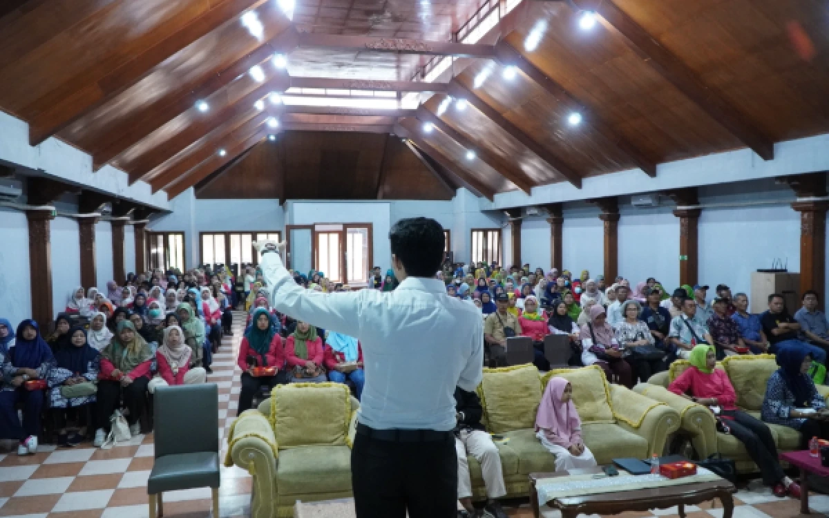 Foto Anggota DPR RI Komisi IX Fraksi PKS dr. Gamal dalam sosialisasi empat pilar kebangsaan bersama masyarakat di Gedung Pertemuan Blimbing Araya, Kota Malang, Rabu (16/9/2026). (Foto: Dok. Narasumber)