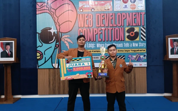Foto Dua lulusan Program Studi Teknik Informatika, Niko Achmad dan Muhammad, menunjukkan kemampuan di bidang teknologi digital. (Foto: Humas Unikama)