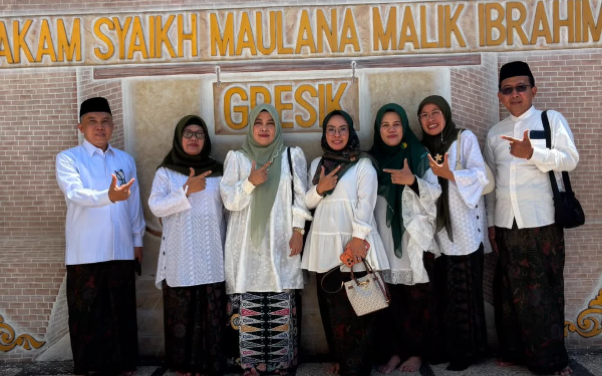 Foto Rektor UIN Maulana Malik Ibrahim Malang dan jajaran pimpinan Fakultas Syariah mengabadikan momen bersama di depan gerbang Makam Syekh Maulana Malik Ibrahim, Gresik, dalam rangkaian Haflatul Maulid dan Haul ke-626, Selasa, 25 Agustus 2026. (Foto: Fakultas Syariah UIN Malang)