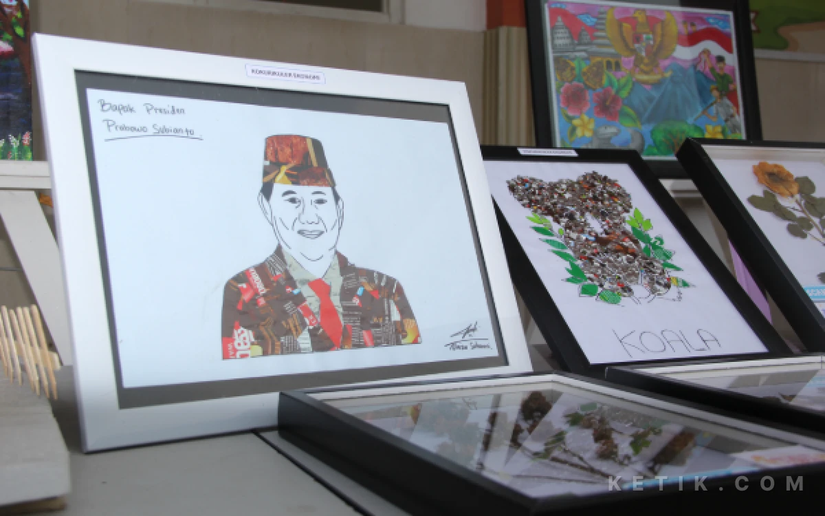 Foto Salah satu hasil kesenian daur ulang siswa Sekolah Rakyat Terintegrasi 8 Jombang berupa foto Presiden Prabowo Subianto yang dipamerkan dalam acara Pembagian Rapor Semester Genap, 20 Juni 2026. (Foto: Rahmat Rifadin/Ketik.com)
