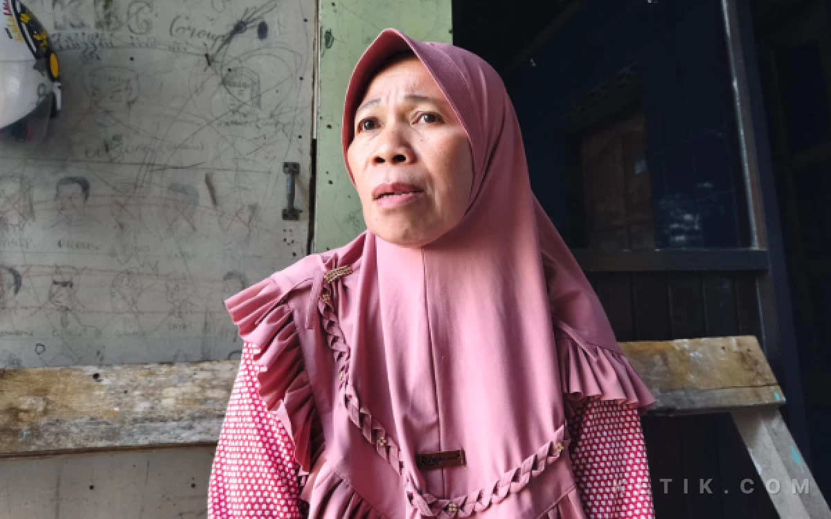 Foto Warga sekitar, Sumarti, saat ditemui dan memberikan keterangan mengenai keberadaan serta cerita yang berkembang tentang kolam renang tua di kawasan Tamperan, Kelurahan Sidoharjo, Pacitan, Sabtu, 8 Agustus 2026.