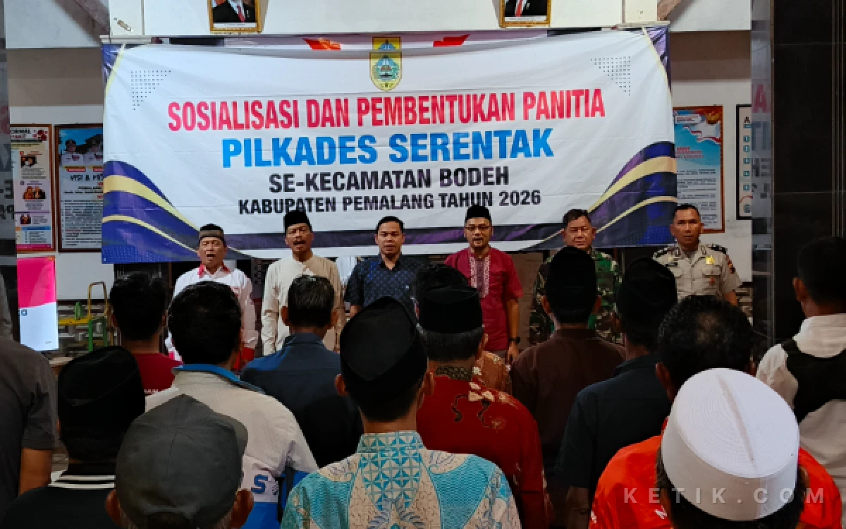 Foto Jajaran Forkopimcam Bodeh, Kepala Desa Babakan, Ketua BPD dan seluruh elemen yang hadir dalam acara pembentukan panitia Pilkades Desa Babakan menyanyikan lagu Indonesia Raya mengawali permulaan acara (Foto: Slam/ketik.com)