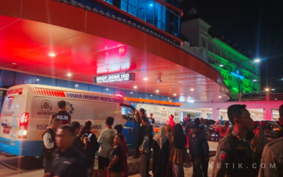 Foto Suasana RSUD R. Notopuro Sidoarjo yang merawat ratusan santri karena keracunan. Orang tua berdatangan. (Foto: Istimewa)