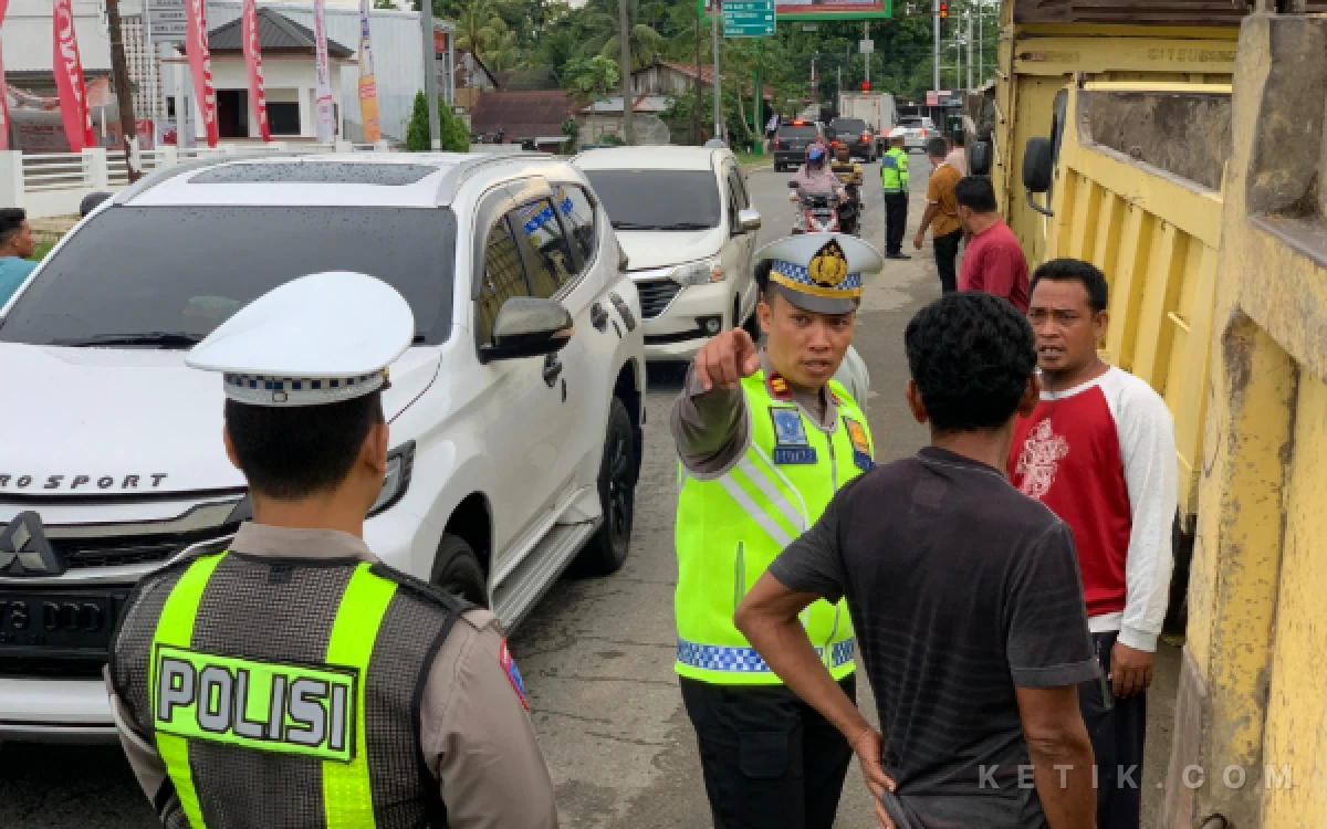 Foto Kasat Lantas Polres Abdya, Iptu Sutari Maladi memberikan teguran kepada supir truk yang memarkirkan kendaraannya melewati marka jalan di SPBU Blangpidie, Sabtu (18/7/2026). (Foto: T. Rahmat/Ketik)