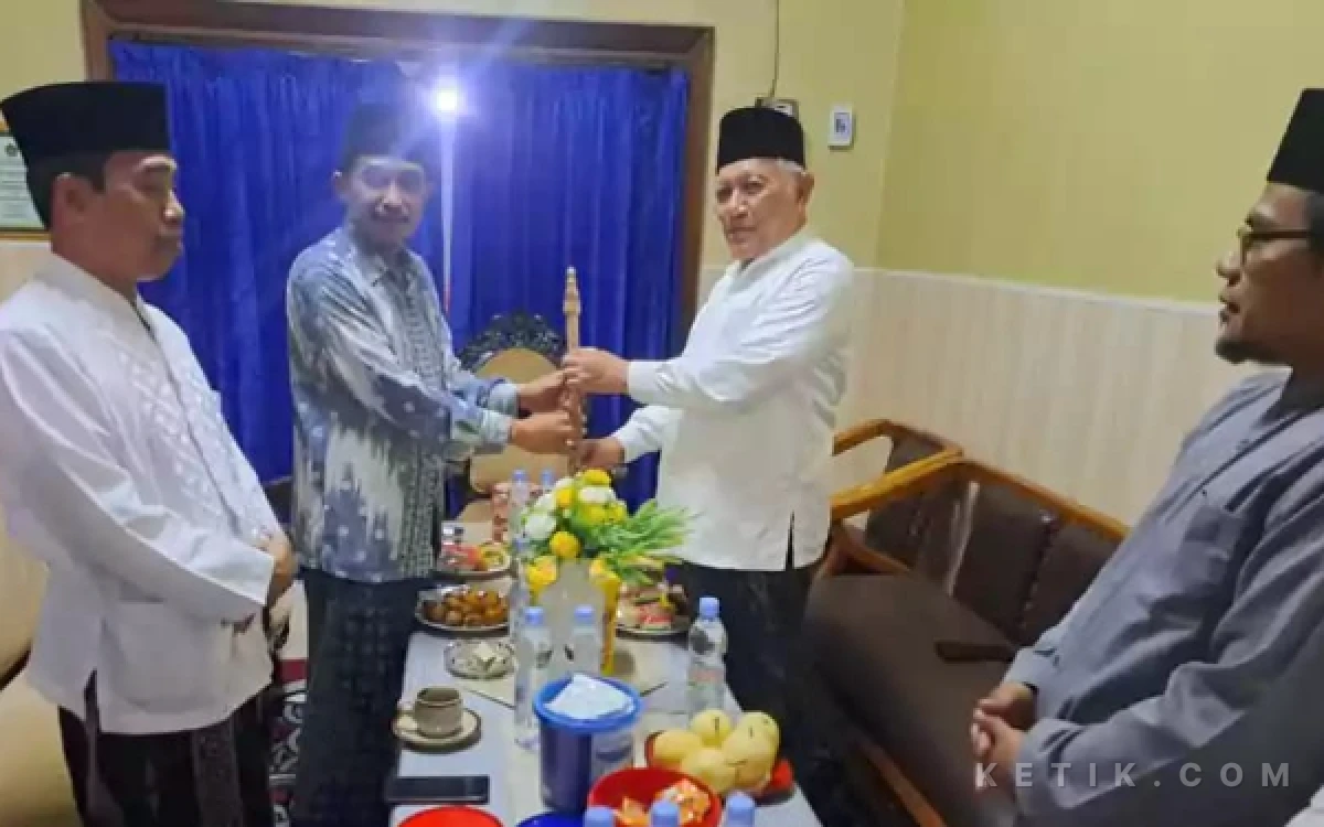 Thumbnail Berita - Tongkat Zaitun Pemberian Gus Thoriq Antar Gus Kikin Pimpin PBNU, Ternyata Sudah Diyakini Sejak Awal