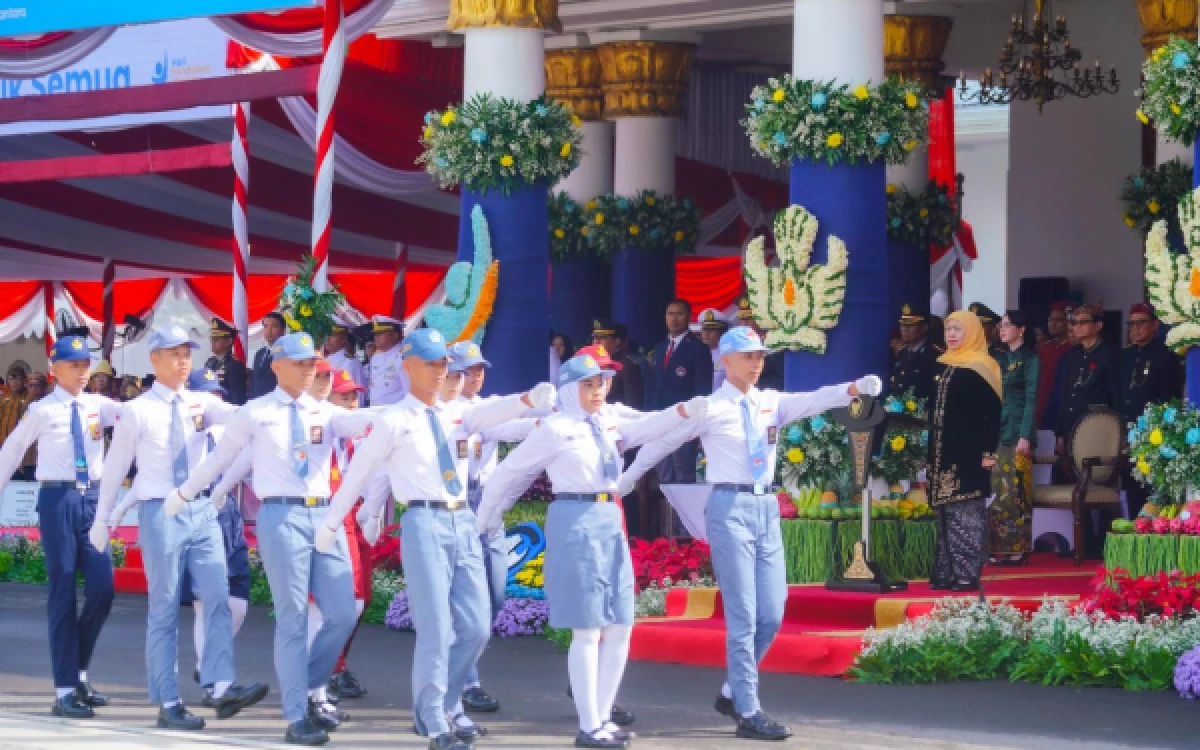 Foto Gubernur Jawa Timur Khofifah Indar Parawansa saat memimpin Upacara Hari Pendidikan Nasional (Hardiknas) 2026 di Halaman Gedung Negara Grahadi, Surabaya, pada Sabtu, 2 Mei 2026. (Biro Adpim Setdaprov Jatim)