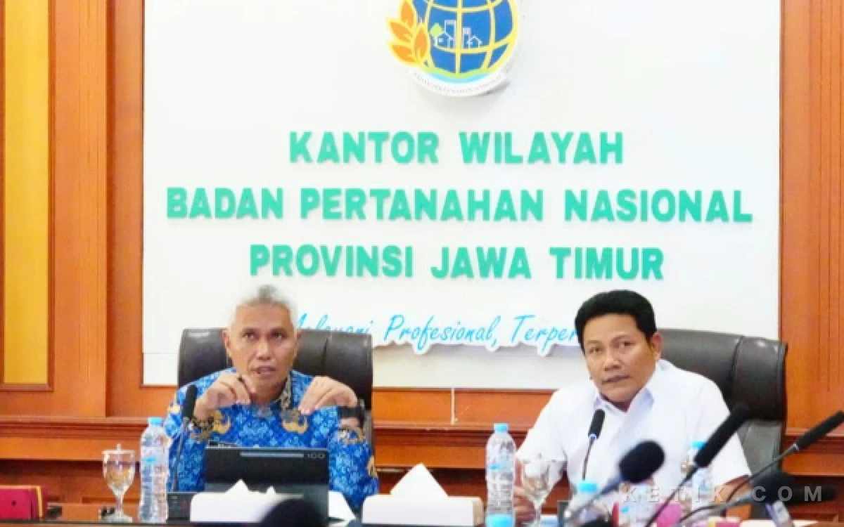 Foto Bupati Subandi (kanan) bersama Kepala Kanwil BPN Jatim M. Naim saat membahas rencana pengadaan tanah untuk Flyover Gedangan di Kanwil BPN Jatim pada Rabu (28 Oktober 2026). (Foto: Kominfo Sidoarjo)