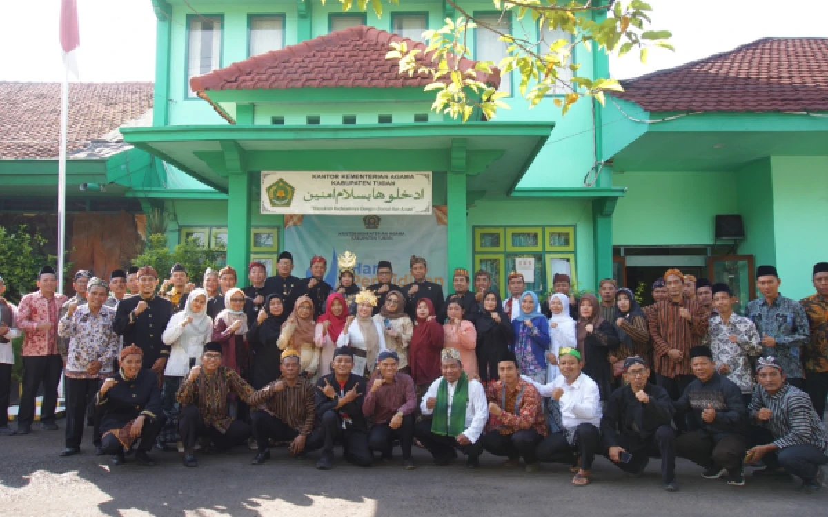 Foto Aparatur Sipil Negara Kantor Kemenag Tuban saat peringati Hari Pendidikan Nasional (Hardiknas) di aula halaman kantor Kemenag setempat, Sabtu 2 Mei 2026 (Foto: Ahmad Istihar/Ketik.com)