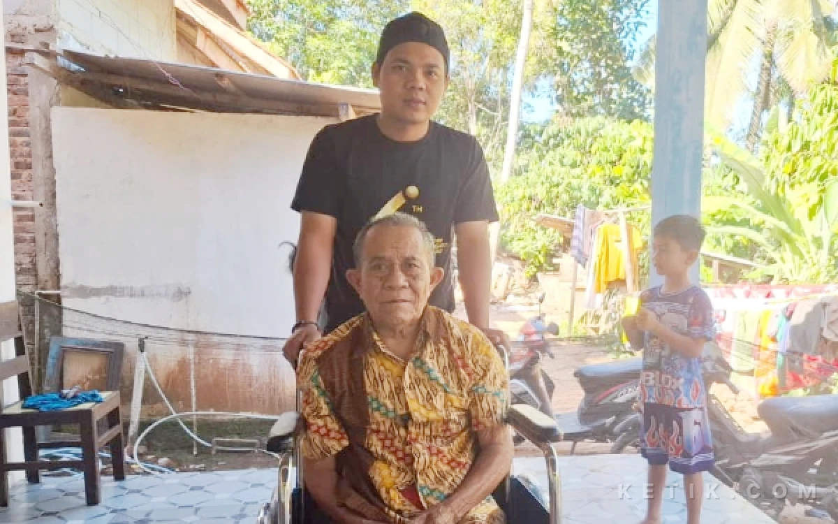 Thumbnail Berita - Senyum Syukur Mbah Kaderi Iringi Penyerahan Kursi Roda dari KSB Pacitan