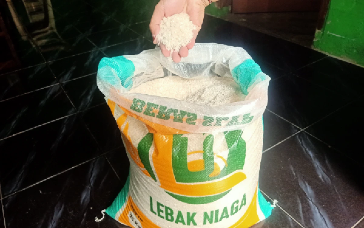 Thumbnail Berita - Warga Rangkasbitung Pilih Beras Lokal Lebak Niaga, Rasanya Pulen dan Harganya Terjangkau