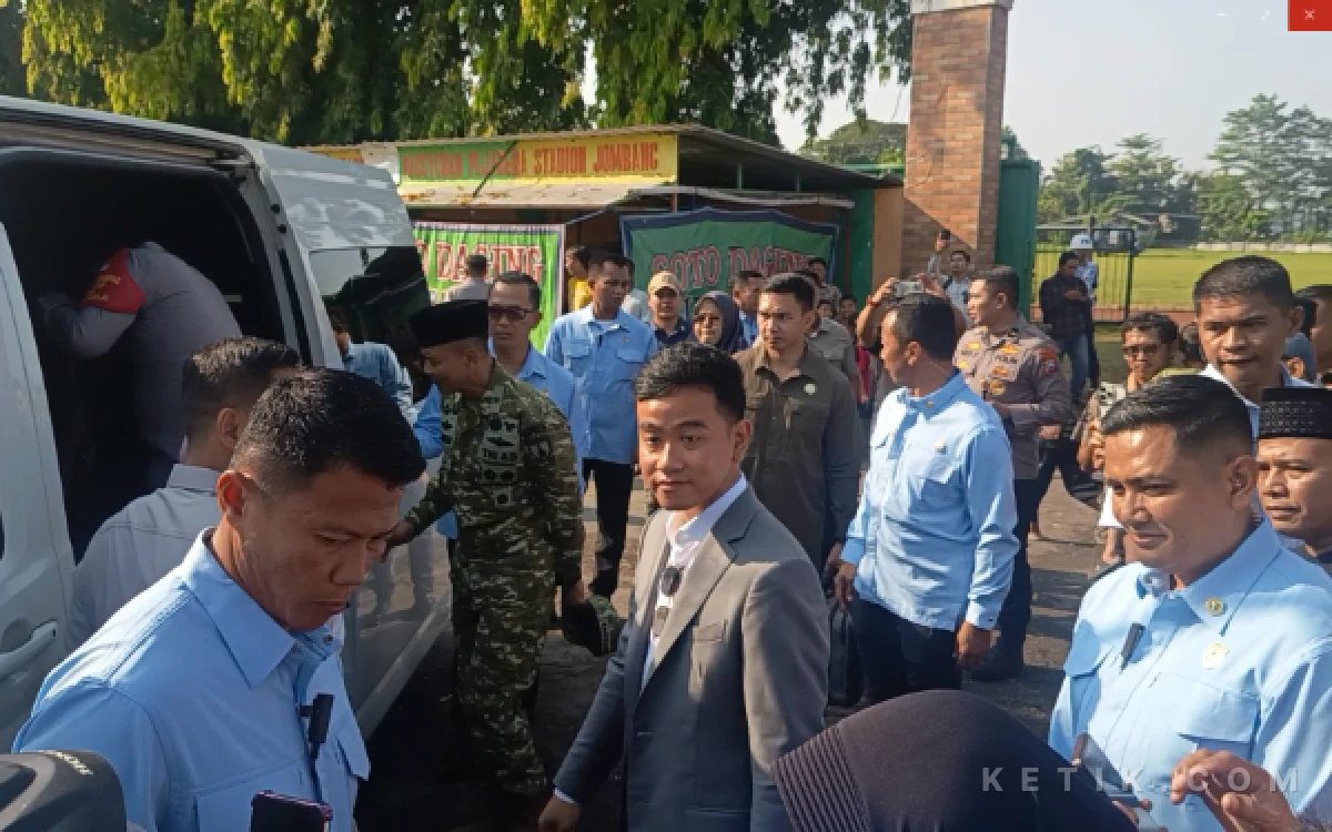 Foto Wapres Gibran Rakabuming menyalami warga sebelum memasuki mobil bersama para pejabat lain di Jombang, Minggu 10 Mei 2026. (Foto: Rifat/Ketik.com)
