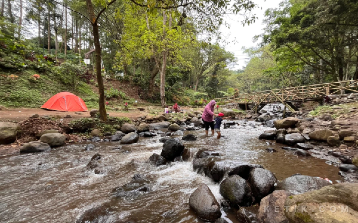 Foto Wisatawan terlihat bermain di aliran sungai yang dangkal. (Foto: Fisca/Ketik.com)