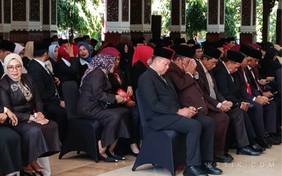 Foto Para pejabat eselon II Pemkab Sidoarjo menunggu dimulainya proses pelantikan. (Foto: Fathur Roziq/Ketik.com)
