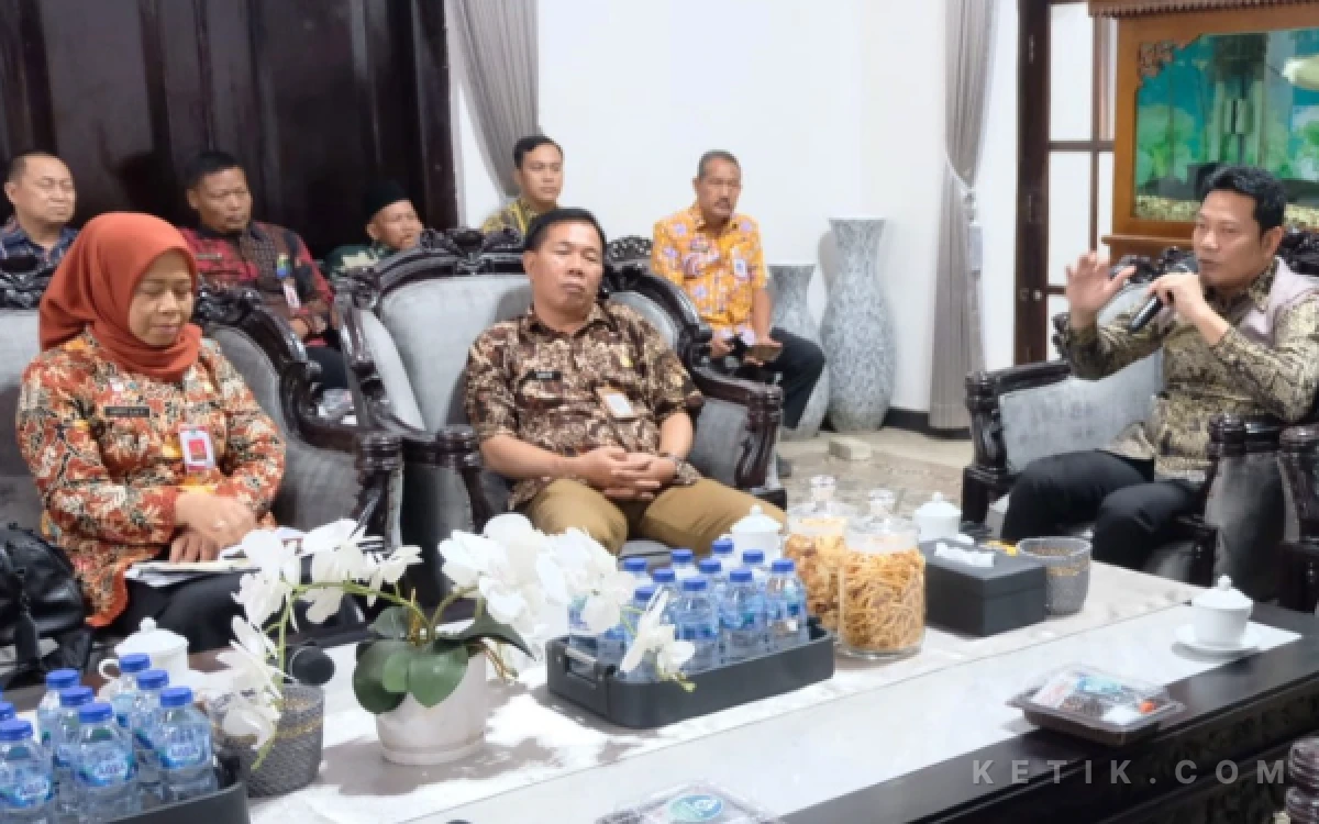 Foto Bupati Subandi didampingi Asisten Perekonomian dan Pembangunan Bahrul Amig serta Plt Kepala Dinas Perindustrian dan Perdagangan atau Disperindag Sidoarjo Happy Setyaningtyas menemui para pengelola pasar di Sidoarjoj. (Foto: Kominfo Sidoarjo)