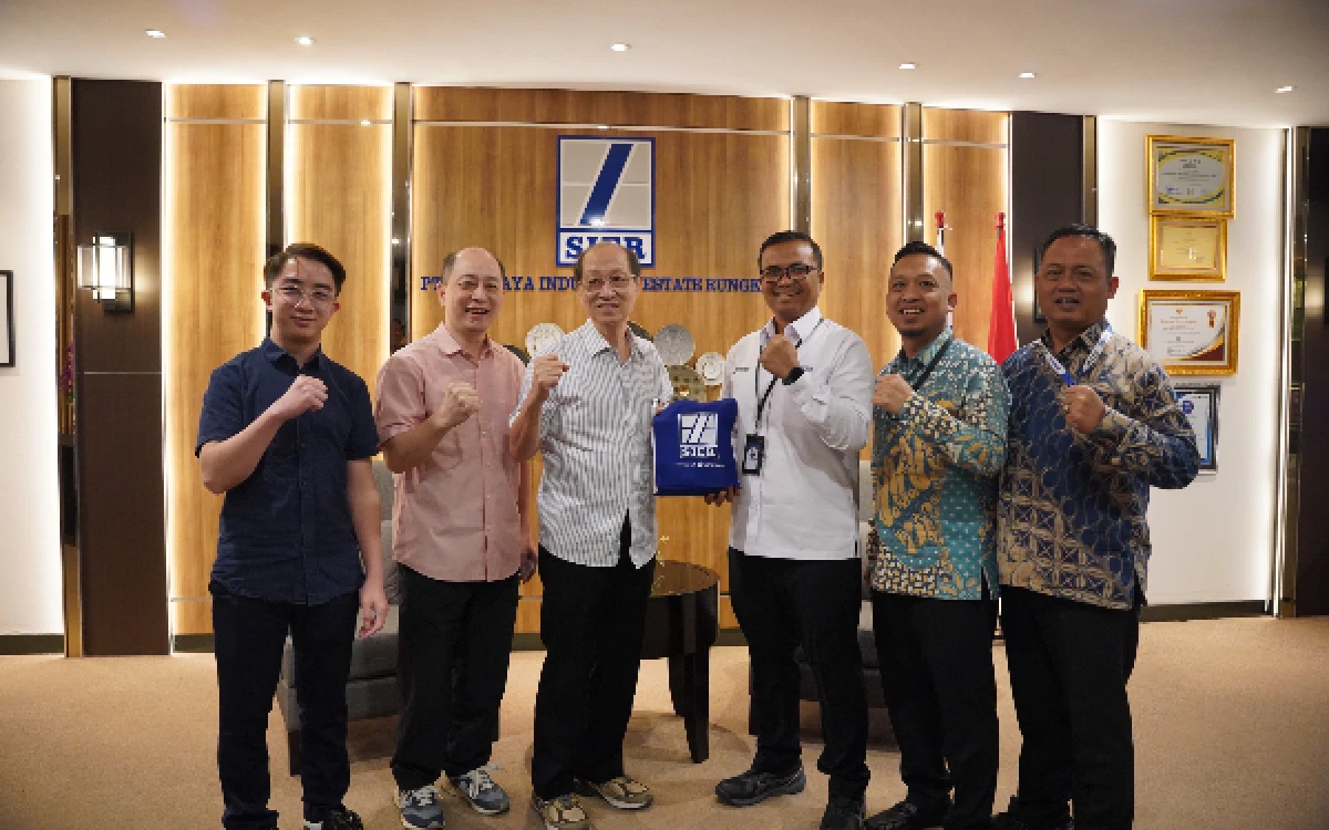 Foto Direksi PT SIER dan perwakilan tenant foto bersama saat kunjungan ke sejumlah tenant dalam rangkaian kegiatan BOD visit tenat. (Foto: Humas PT SIER)