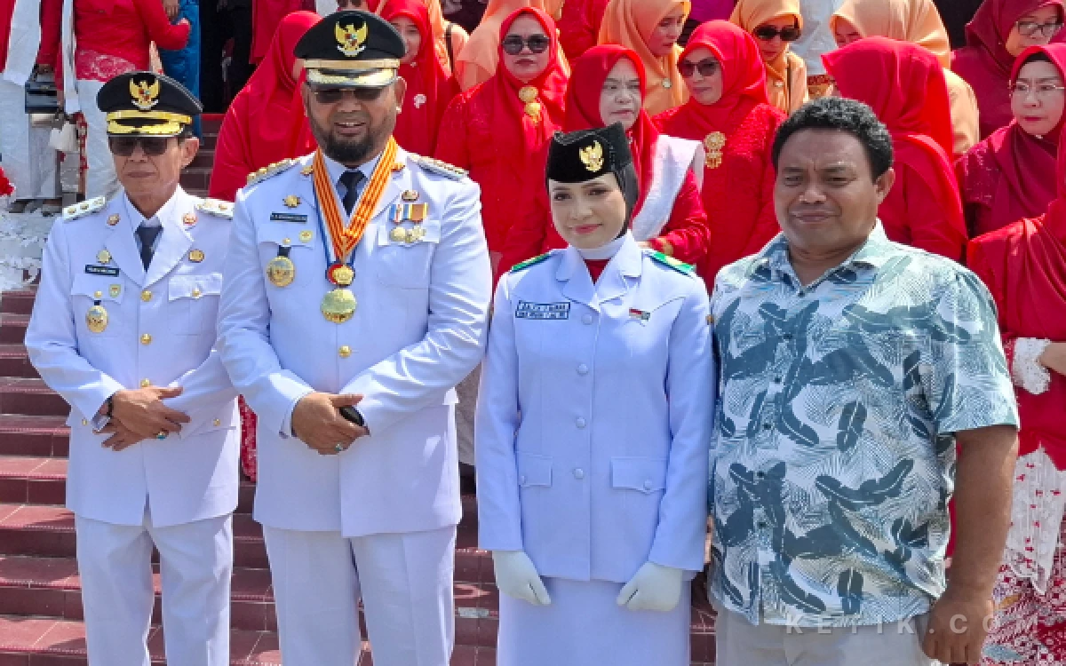 Foto Kaka Eto Mendampingi Dalfia Berpose Bersama Bupati dan Wakil Bupati Halmahera Selatan Hasan Ali Bassam Kasuba dan Helmi Umar Muchsin (Foto: Mursal/Ketik.com)