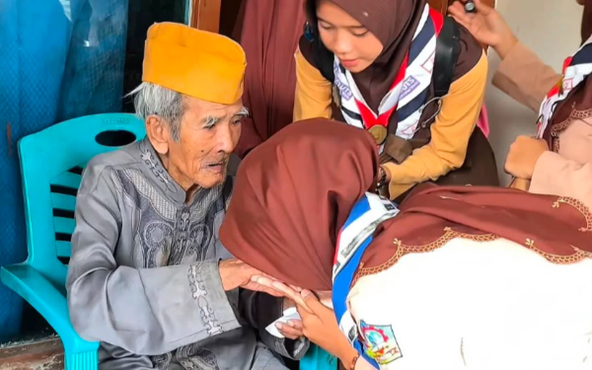 Foto Sejumlah murid mencium tangan veteran beserta kelurgar pejuang di sela anjangsana dalam gerakan inovatif mengenal sejarah bertajuk "Murid Menjemput Sejarah : 81 Tahun Indonesia Merdeka" yang diinisiasi Dinas Pendidikan Jawa Timur. (Foto: Humas Dindik Jatim)