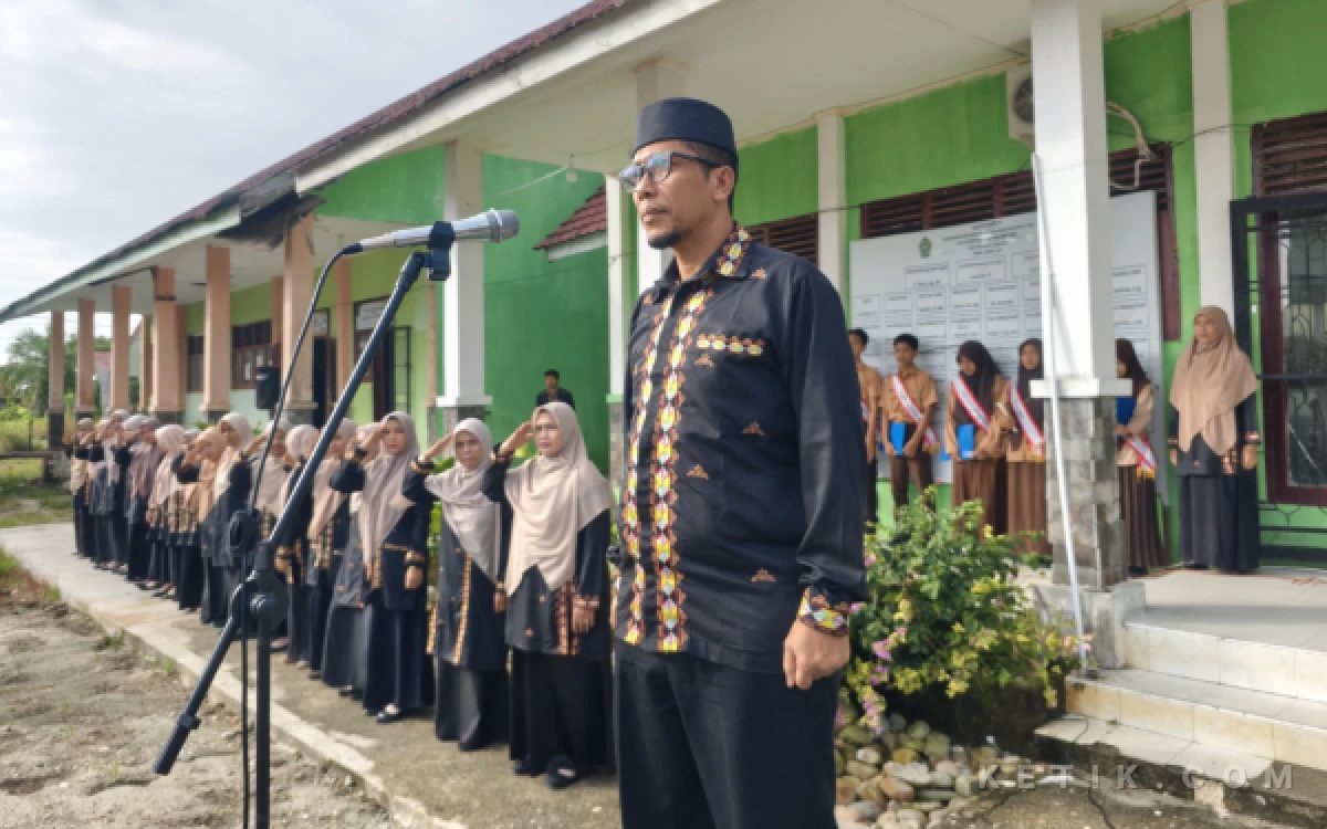 Thumbnail Berita - Kakankemenag Jadi Pembina Upacara Hardiknas 2026 di MAN Aceh Singkil