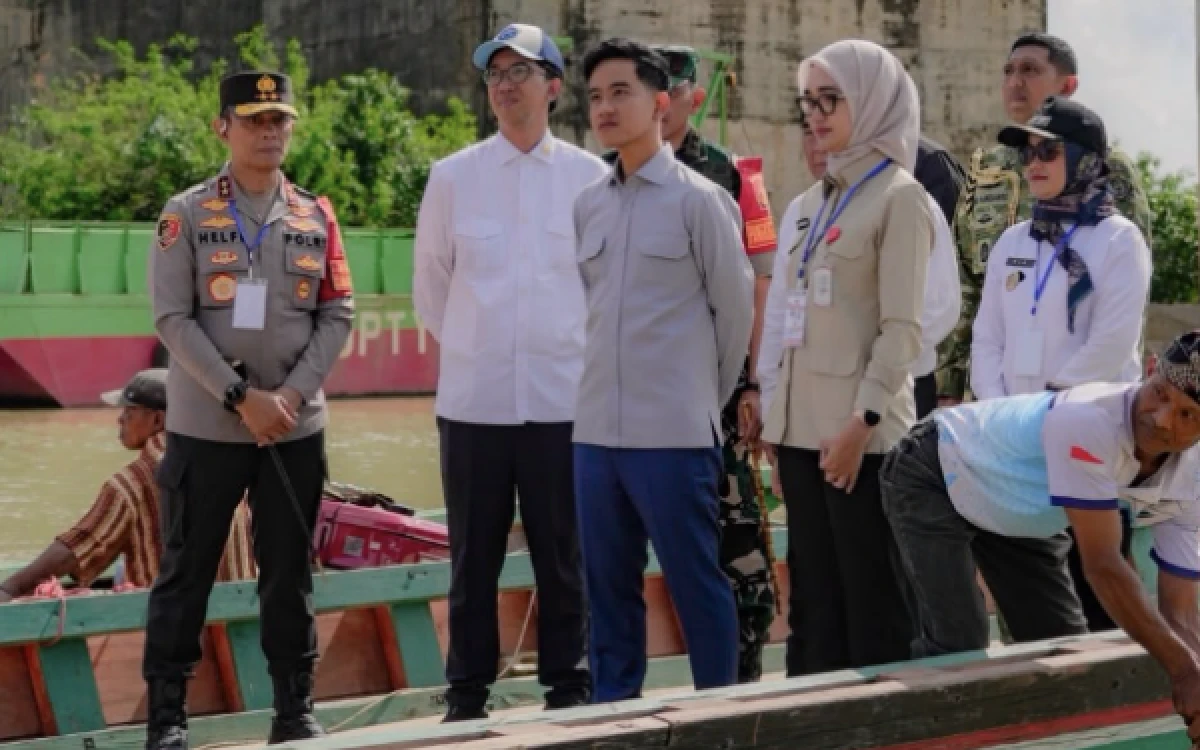 Foto Wakil Presiden Republik Indonesia, Gibran Rakabuming Raka didampingi wakil Gubernur Lampung Jihan Nurlela meninjau langsung lokasi pembangunan Jembatan Way Bungur di Kecamatan Way Bungur, Kabupaten Lampung Timur, Rabu (15/7/2026). (Foto: Pemprov Lampung)