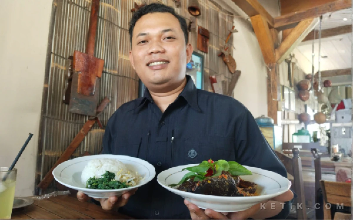 Foto Seporsi mangut lele asap khas Warung Makan Parigogo di Desa Bangunsari, Kecamatan Pacitan, disajikan dengan kuah mangut kaya rempah dan aroma asap yang khas. Menu andalan ini dibanderol hanya Rp15 ribu per porsi lengkap dengan nasi, sehingga menjadi salah satu kuliner favorit masyarakat maupun wisatawan di Pacitan.
