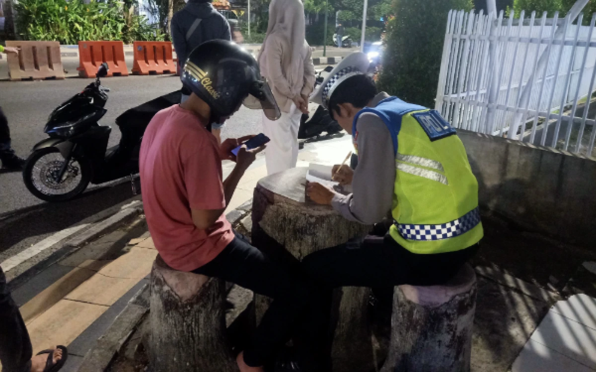 Foto Petugas Kepolisian Polres Lebak saat melakukan penilangan terhadap kendaraan knalpot Brong di Rangkasbitung, Sabtu 30 Mei 2026. (Foto: Abdul Kohar/Ketik.com)