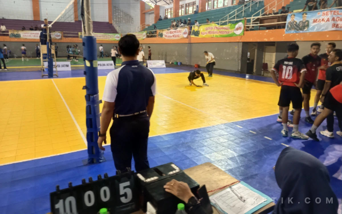 Thumbnail Berita - Jombang Hujan, Laga Kejurprov Voli U19 Jatim Terhenti Berkali-kali karena Atap GOR Merdeka Bocor