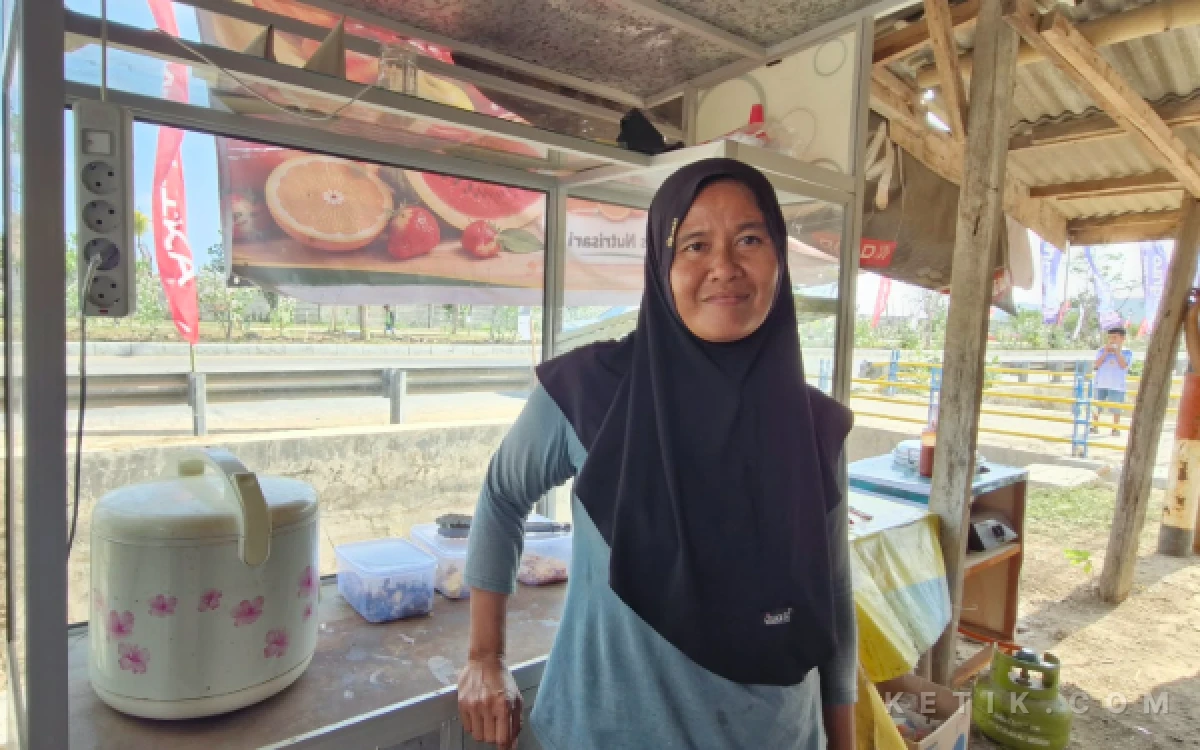 Foto Ini dia Fitriawati, pemilik Warung Bu Laras. Laras diambil dari nama anak pertamanya. (Foto: Naufal/Ketik.com)