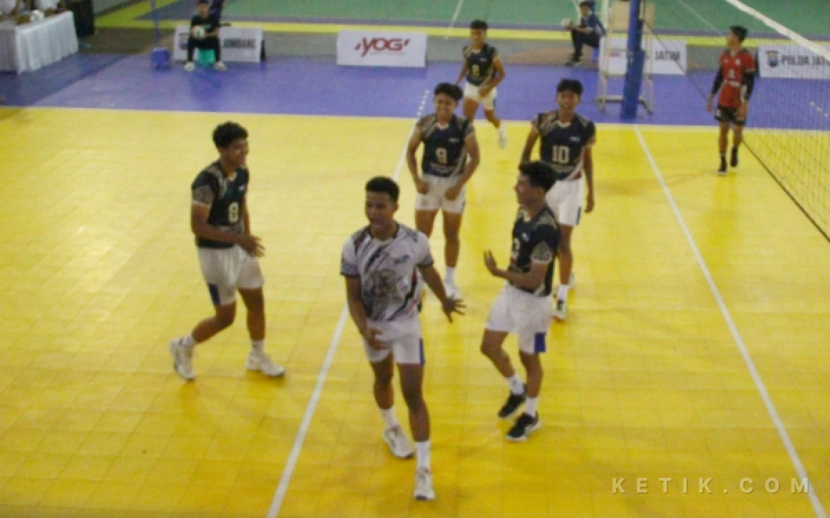 Foto Mitra Utama Kabupaten Kediri (hitam) melawan Sumekar Kabupaten Sumenep di GOR Merdeka Jombang, 27 Oktober 2026. (Foto: Rifat/Ketik.com)