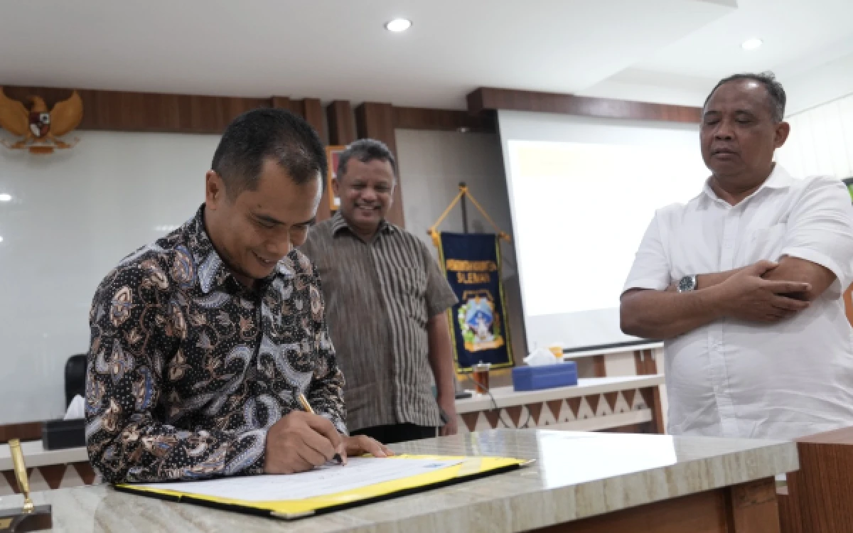 Foto Kepala Diskominfo Sleman Budi Santosa menandatangani dokumen komitmen bersama pelaksanaan SAKIP dan Reformasi Birokrasi (RB) Kabupaten Sleman 2026 disaksikan langsung oleh Bupati Harda Kiswaya. (Foto: Prokompim Slmn for Ketik.com)