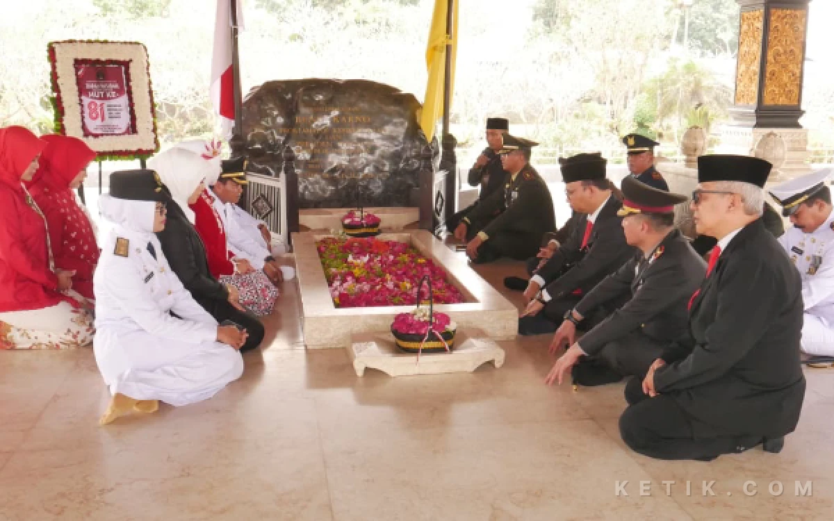 Thumbnail Berita - Bukan Sekadar Ziarah, Dandim Blitar Ungkap Makna Perjuangan Bung Karno di HUT ke-81 RI