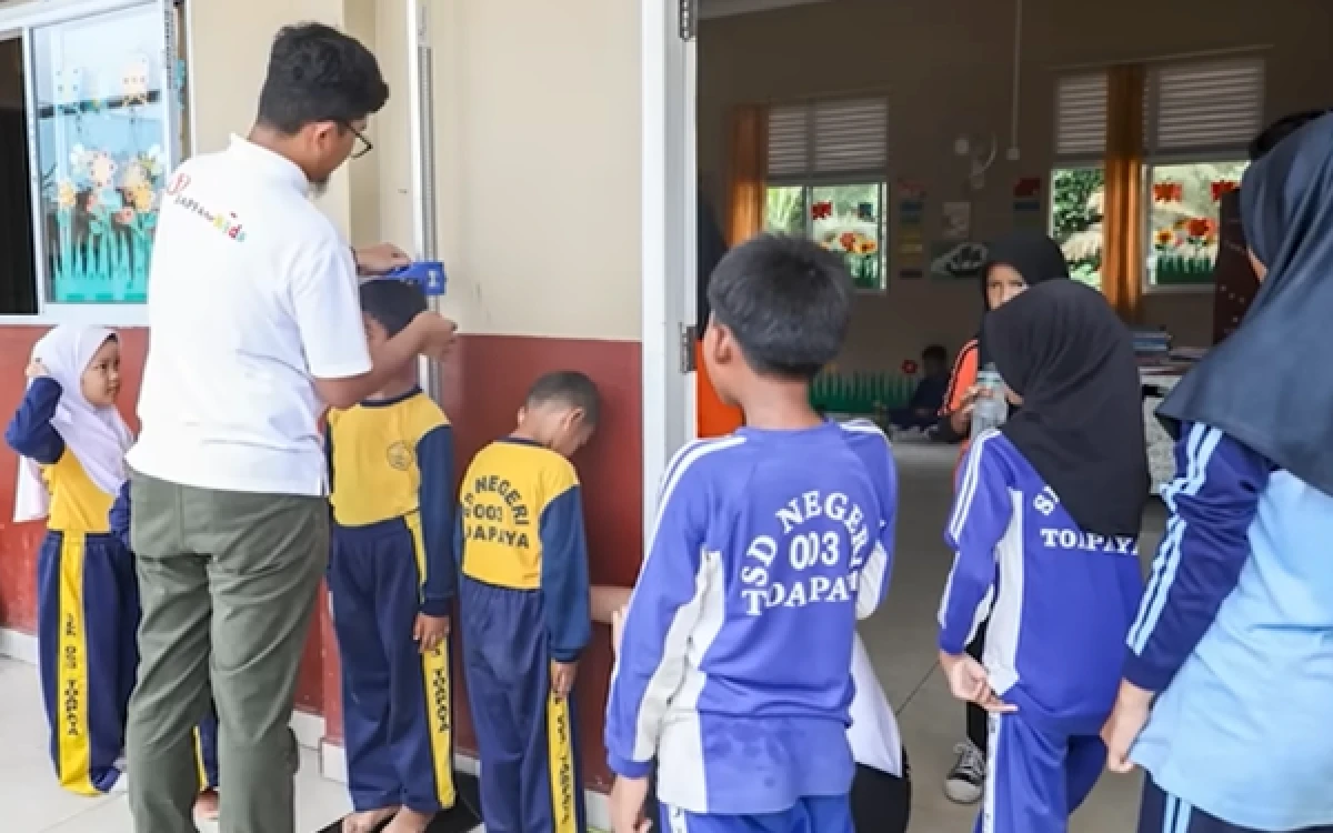 Foto Pemeriksaan berat dan tinggi badan siswa menjadi salah satu program JAPFA for Kids dalam memantau perbaikan gizi siswa . (Foto: Dok. JAPFA)