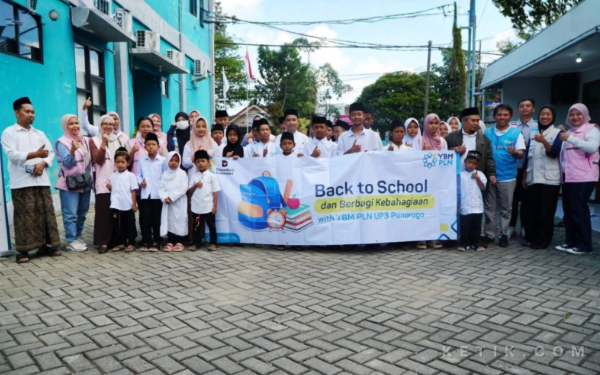 Foto YBM PLN UP3 Ponorogo bersama PLN ULP Trenggalek, Srikandi PLN, dan anak-anak yatim, piatu, serta dhuafa dari LKSA Nurul Hikmah Trenggalek berfoto bersama usai pelaksanaan program Back to School dan Berbagi Kebahagiaan, Rabu, 8 Juli 2026. Program tersebut menjadi bentuk kepedulian PLN dalam mendukung pendidikan sekaligus menyemangati anak-anak menyambut tahun ajaran baru.