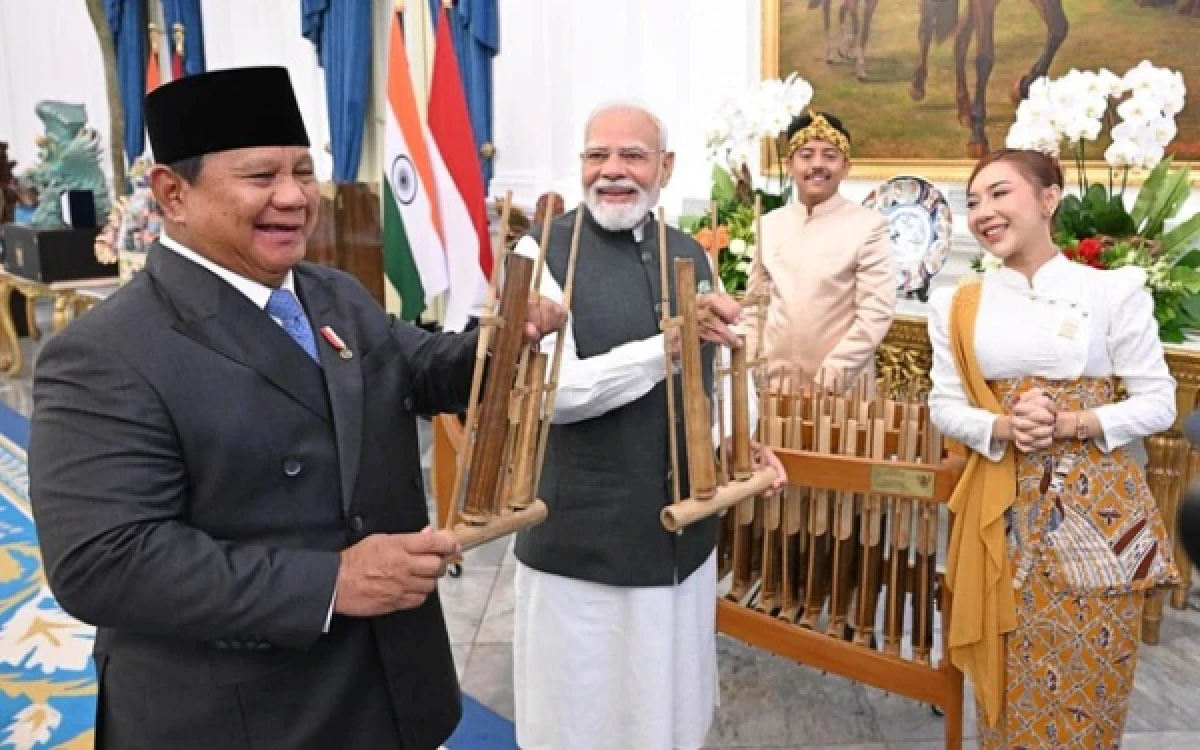 Thumbnail Berita - Simbol Persahabatan Indonesia-India, Prabowo Hadiahi PM Narendra Modi Satu Set Angklung