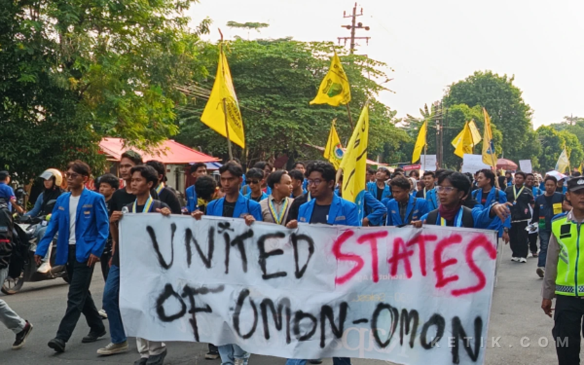 Foto Ratusan mahasiswa melakukan long march dari tugu 0 Kilometer menuju Alun-alun Kajen sembari membentangkan spanduk (Foto: Slam/ketik.com)