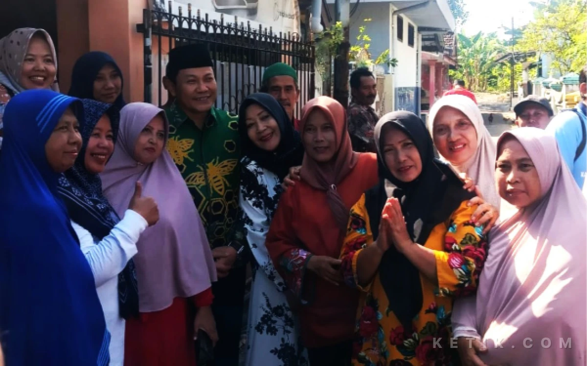 Foto Emak-emak di Kelurahan Porong, Kecamatan Porong, mengajak foto bersama Bupati Subandi yang sedang sidak rumah tidak layak huni di kelurahan tersebut pada Sabtu (19 Juli 2025). ((Foto: Dokumen)
