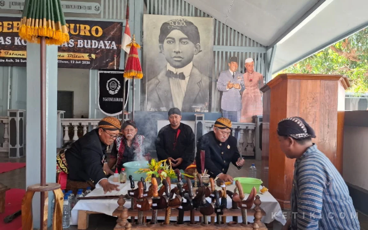 Thumbnail Berita - Jamasan 35 Pusaka Warnai Gebyar Suro di Istana Gebang Blitar, Pegiat Budaya Ajak Generasi Muda Rawat Warisan Leluhur