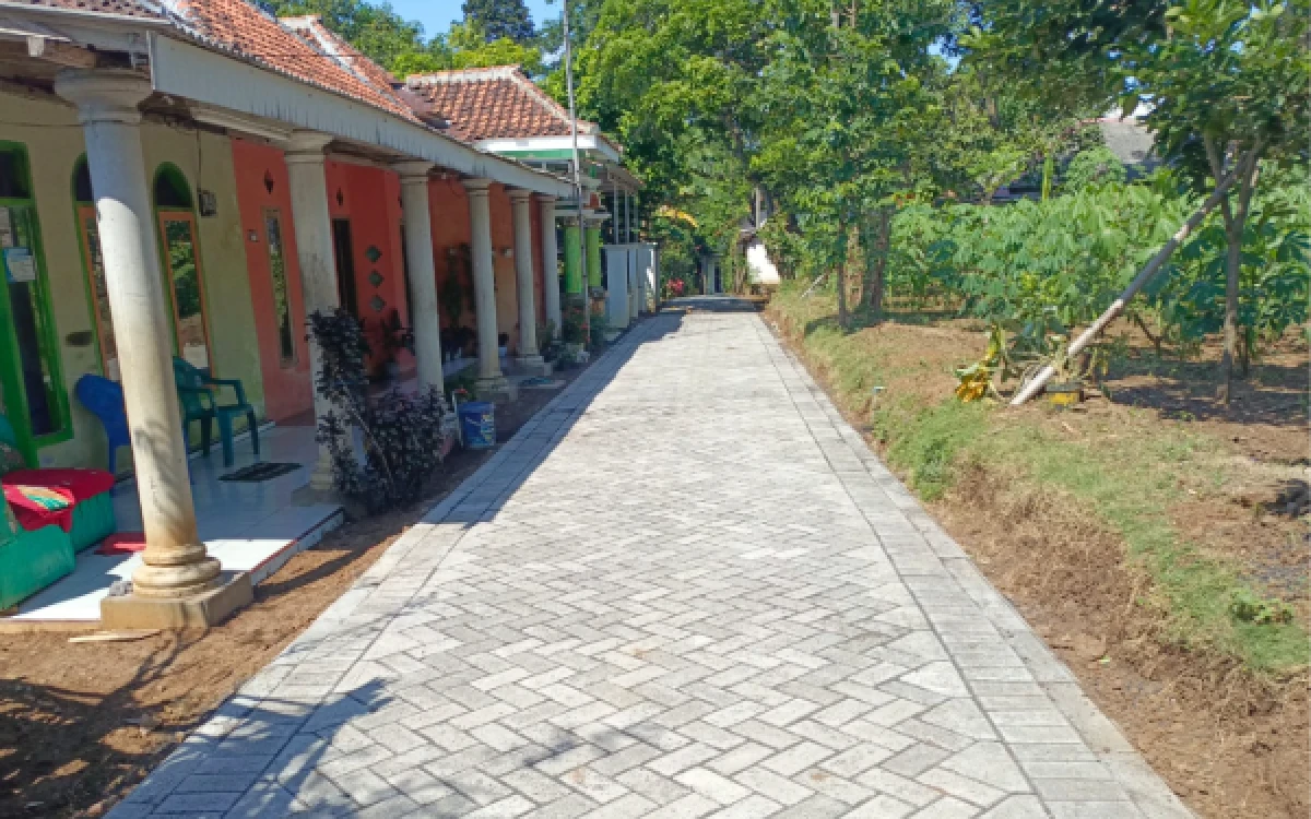 Thumbnail Berita - Pavingisasi Program TMMD ke-128 Kodim 0820 Probolinggo Bikin Lingkungan Jadi Rapi, Warga Brabe Ceria