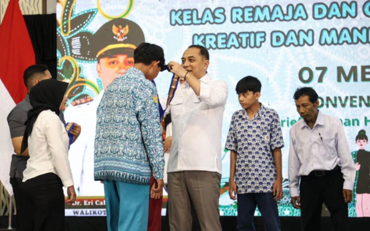Wisuda 824 Peserta Sekolah Kemangi, Pemkot Surabaya Perkuat Peran Orang Tua Cegah Kenakalan Remaja