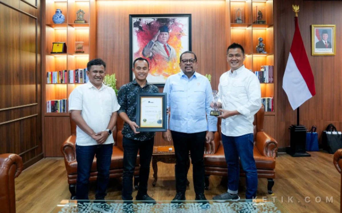 Foto Kepala Bakom RI Muhammad Qodari menerima Penghargaan dari CEO Ketik.com Kiagus Firdaus, Pemimpin Redaksi Ketik.com Naufal Ardiansyah dan Ketua Panitia 9.9 Awarding Ketik.com Fiqih Arfani di Kantor Bakom RI di Jakarta, Rabu, 30 September 2026. (Foto: Dok. Ketik.com)