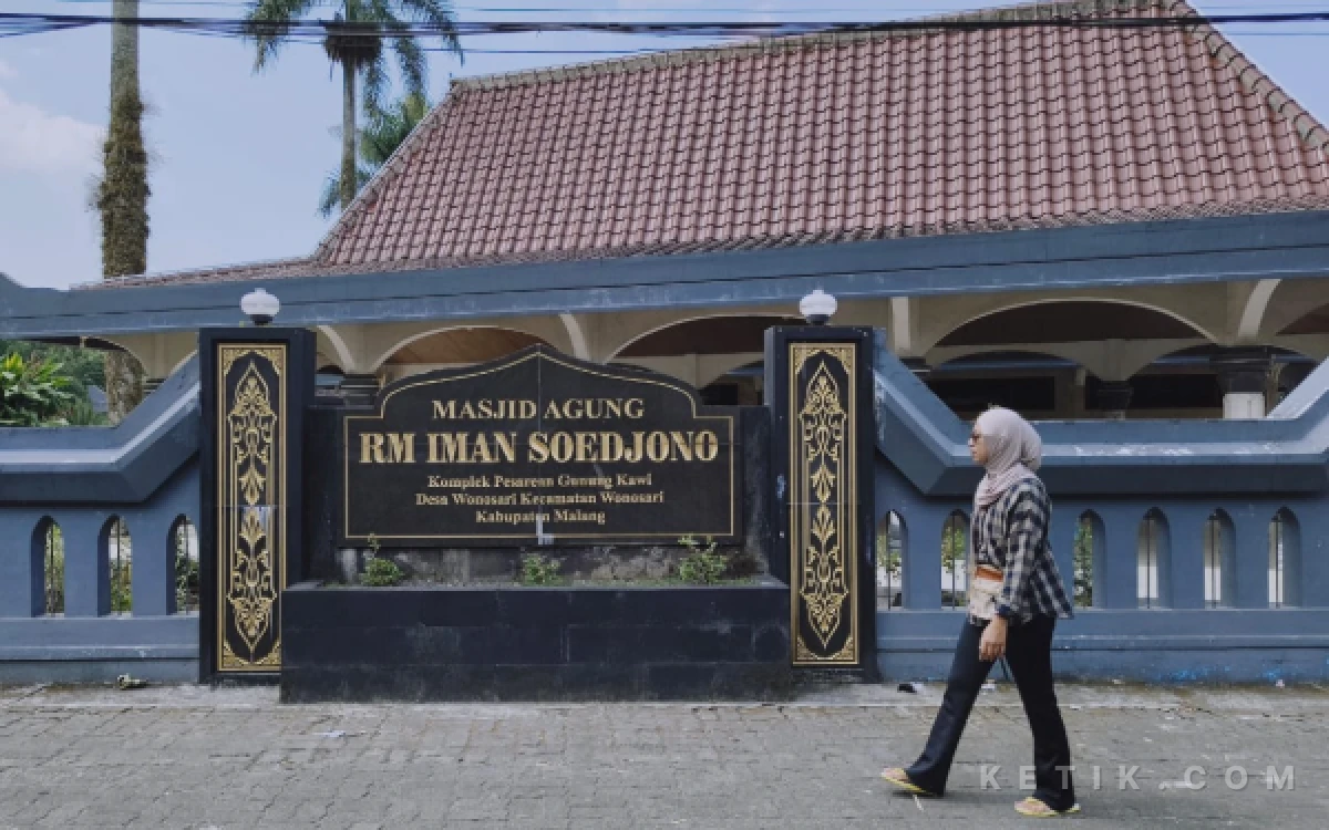 Foto Seorang pengunjung melewati depan Masjid Agung RM Iman Soedjono yang terletak di kompleks Pesarean Gunung Kawi, Kabupaten Malang. (Foto: Dendy/Ketik.com)