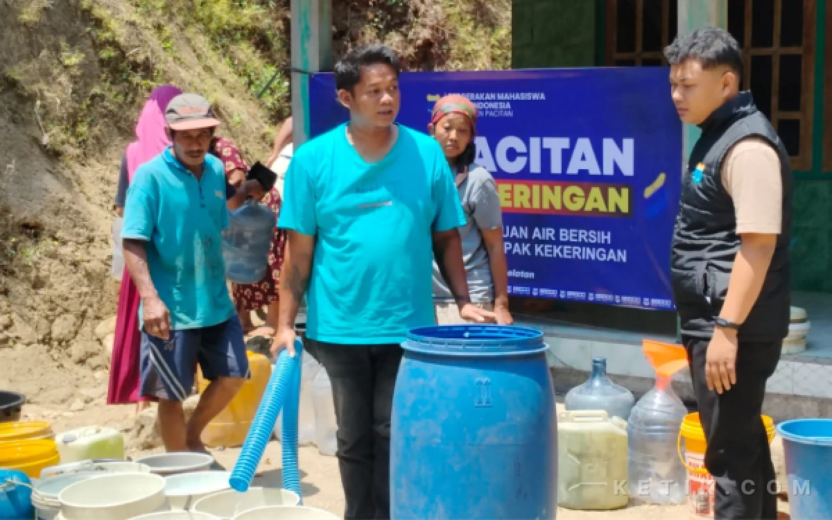 Foto PMII Pacitan saat menyalurkan bantuan air bersih sebanyak 4.000 liter di Desa Klesem, Pacitan, Kamis, 17 September 2026, di tengah kondisi kekeringan yang membuat warga kesulitan memenuhi kebutuhan air sehari-hari.