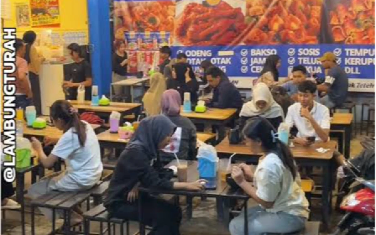 Thumbnail Berita - Viral di Lambung Turah, Seblak Teteh Ais Pandaan Pasuruan Raup 2,2 Juta View