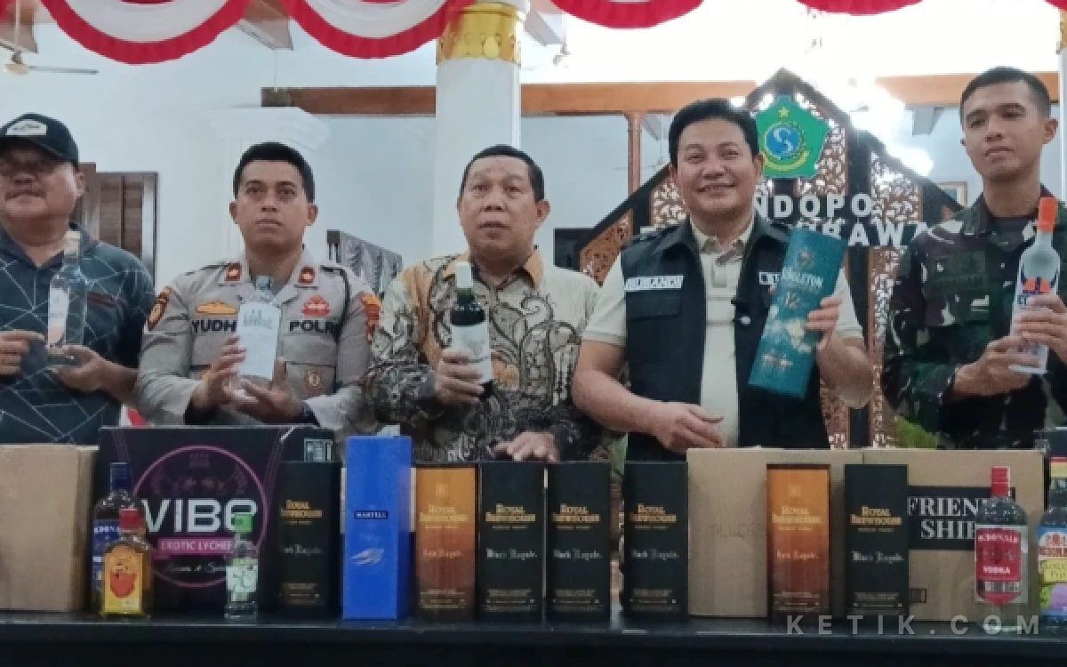 Foto Bupati Subandi bersama Wakil Ketua DPRD Sidoarjo Suyarno dan Warih Andono serta Dandim Letkol (Inf) Abraham Prihadi dan Kompol Yudhi dari Mapolresta Sidoarjo menunjukkan 624 botol miras sitaan dalam sekali sidak. (Foto: Fathur Roziq/Ketik.com)