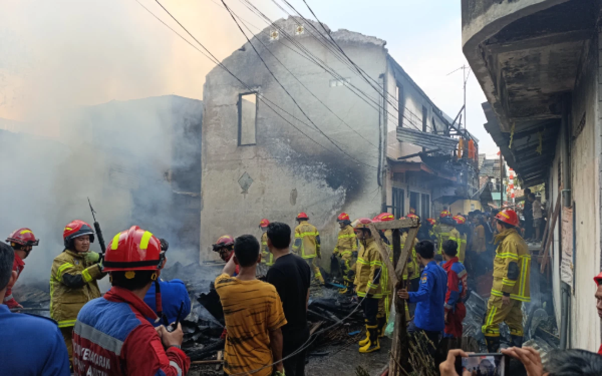 Foto Kondisi tumah yang terbakar di Jalan Perintis Kemerdekaan, Lorong Lawang Kidul Darat, Kelurahan Lawang Kidul, Kecamatan Ilir Timur II, Palembang, Selasa 11 Agustus 2026. (Foto : Yola/Ketik.com)