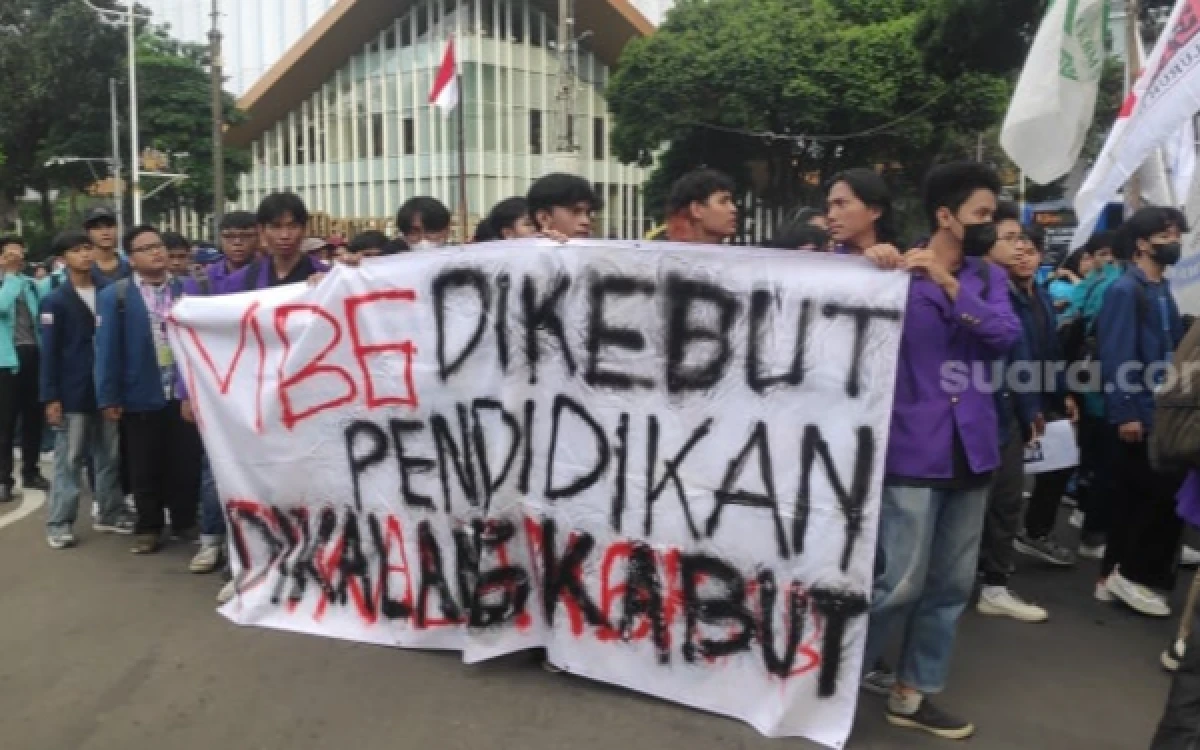 Thumbnail Berita - BEM SI Demo di Patung Kuda, Soroti Kondisi Pendidikan Indonesia pada Momentum Hardiknas 2026