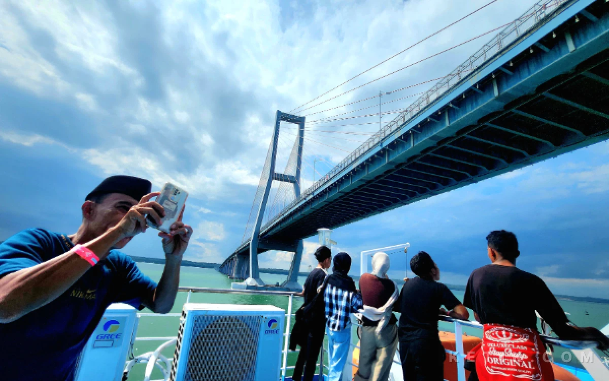 Thumbnail Berita - Bersama Kirana VII Melintas di Bawah Jembatan Suramadu! Begini Sensasinya...