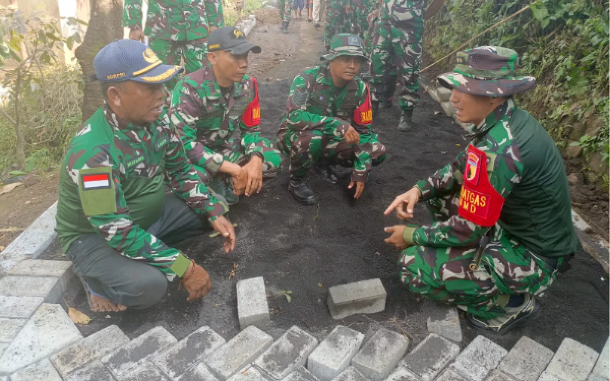 Thumbnail Berita - Dansatgas TMMD Ke-128 Kodim 0820 Probolinggo Tinjau Langsung Pemasangan Paving, Pastikan Kualitas Pengerjaan